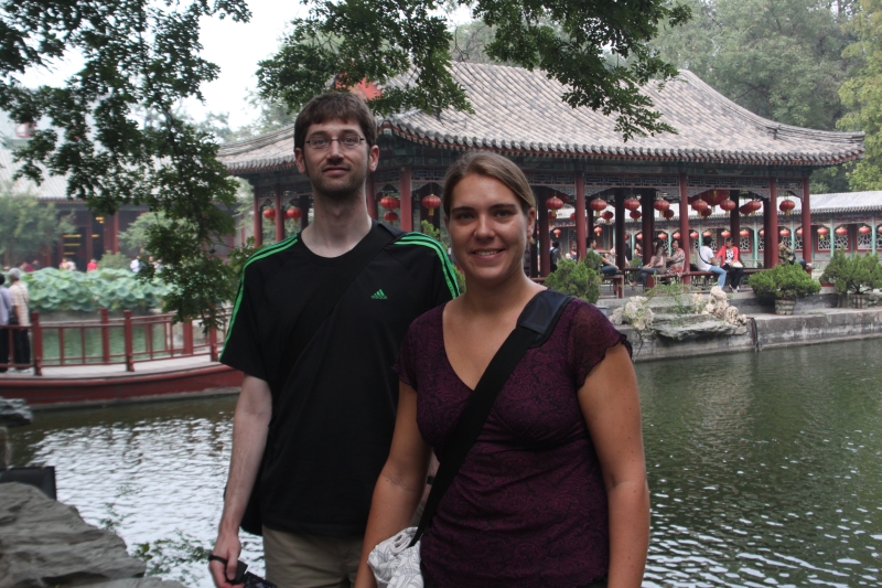 Alexander und Simone vor einem Gebäude der Prince Gong Mansion.